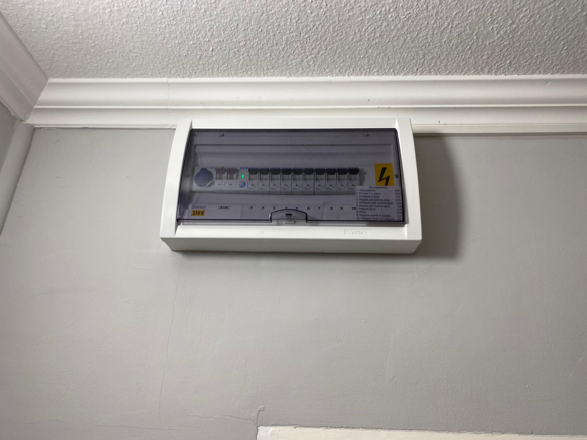 Modern, szabványosan kialakított lakáselosztó mellett biztonságban tudhatjuk értékeinket