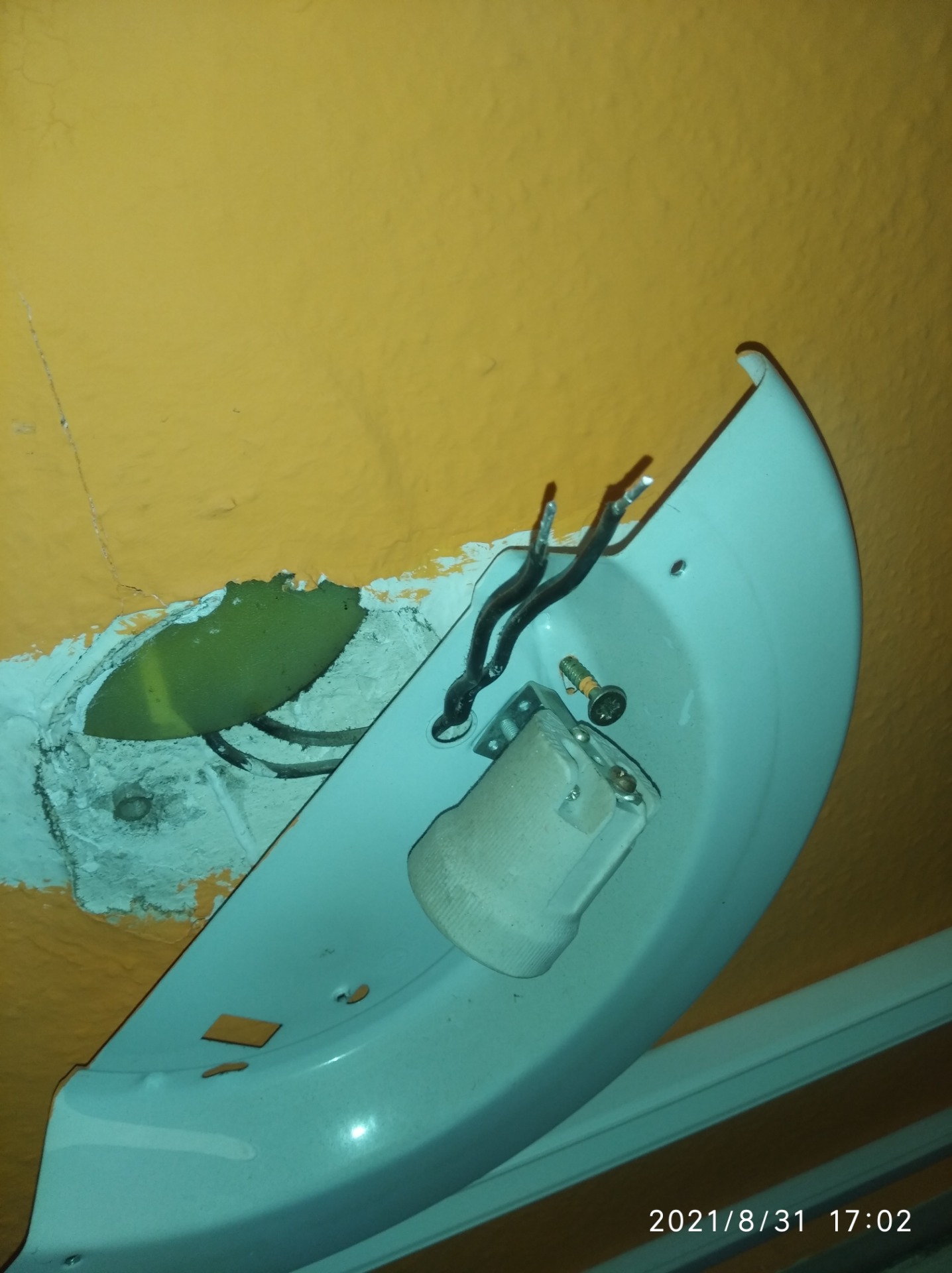 Panel lakásban feltárt áram ütés veszélyes lámpatest eltávolítása ...