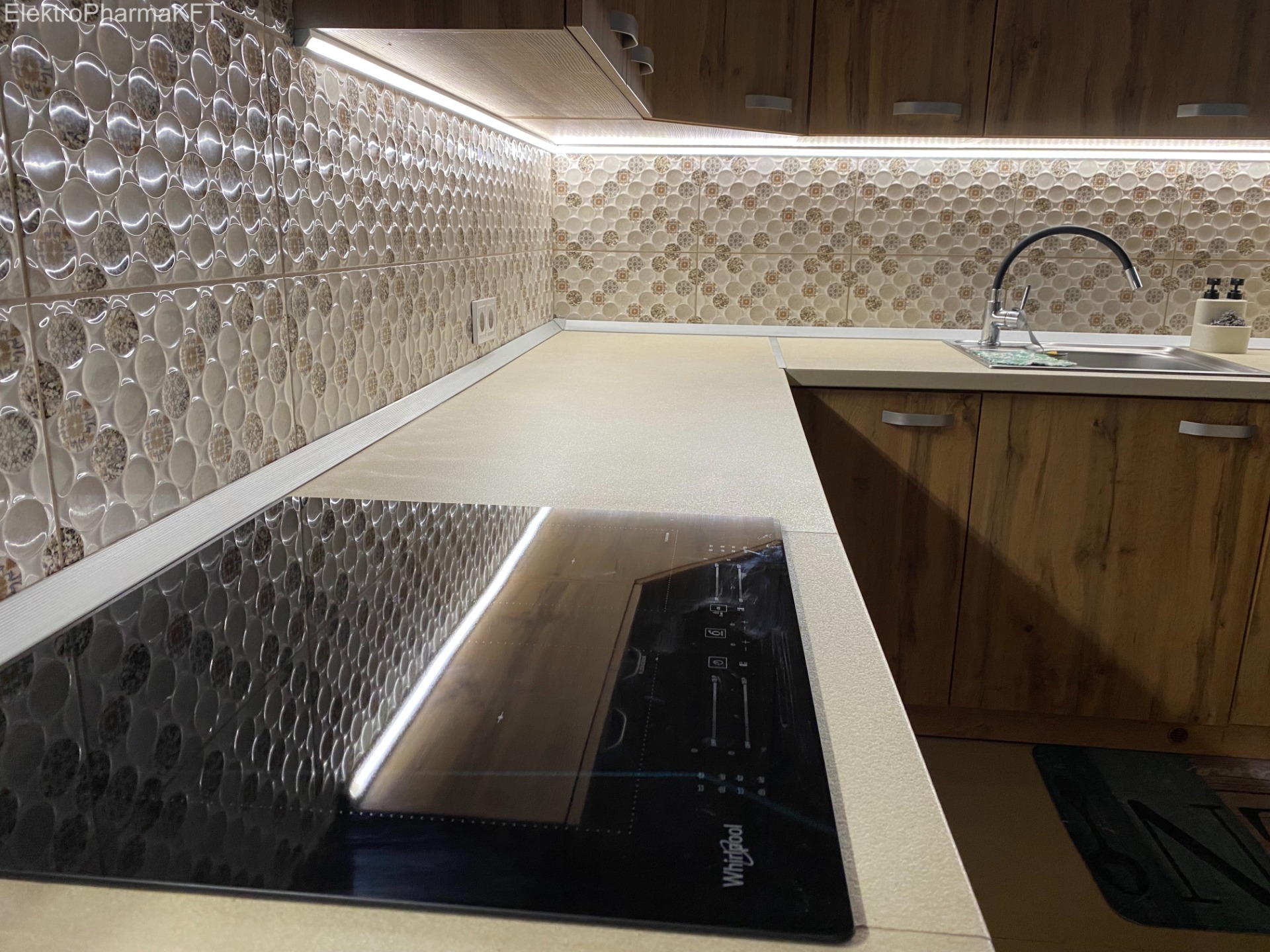 Konyhapult led megvilágítás telepítése, indukciós főzőlap villamos bekötése