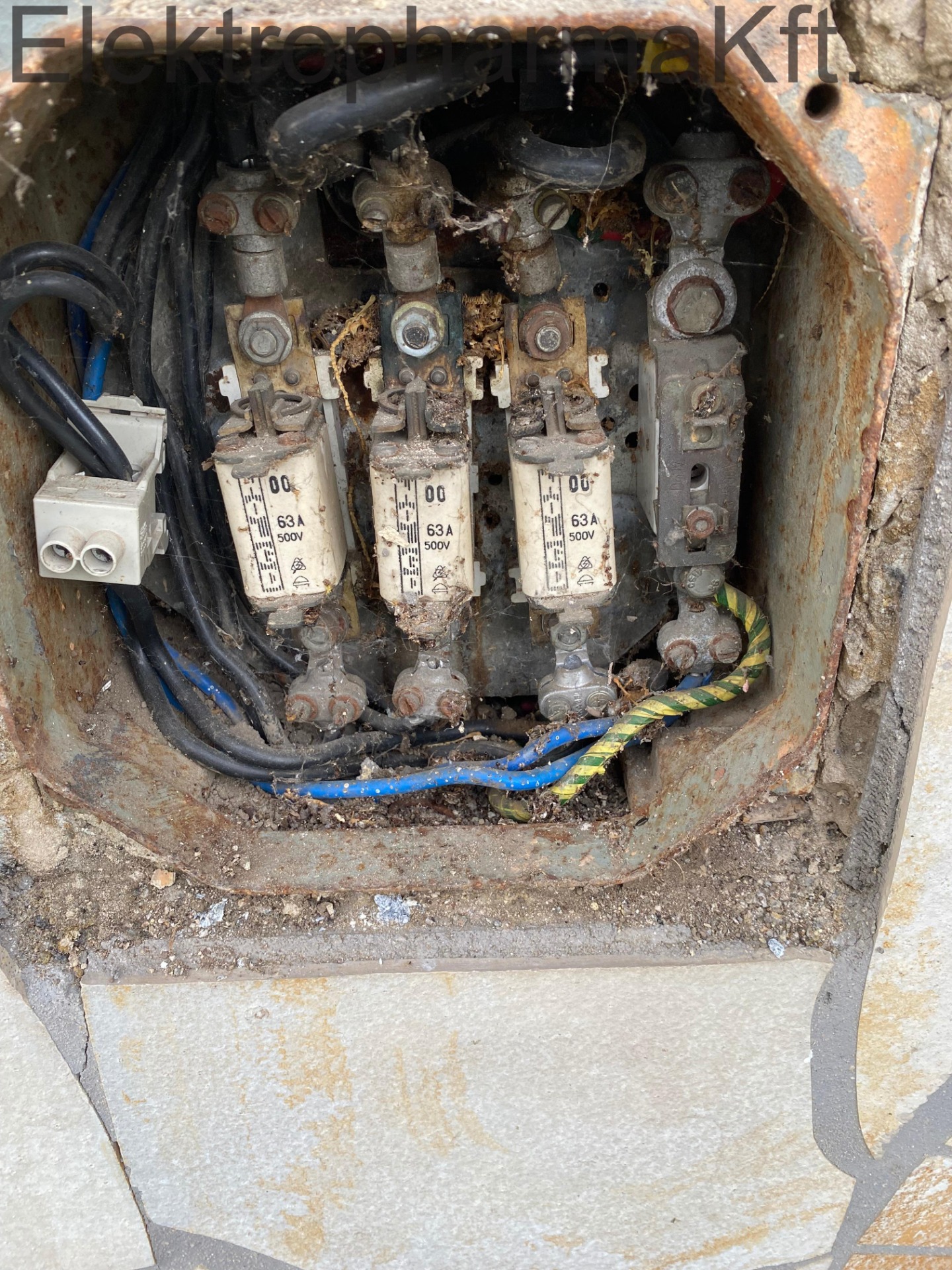 Családi ház betáplálása elavult állapotban....